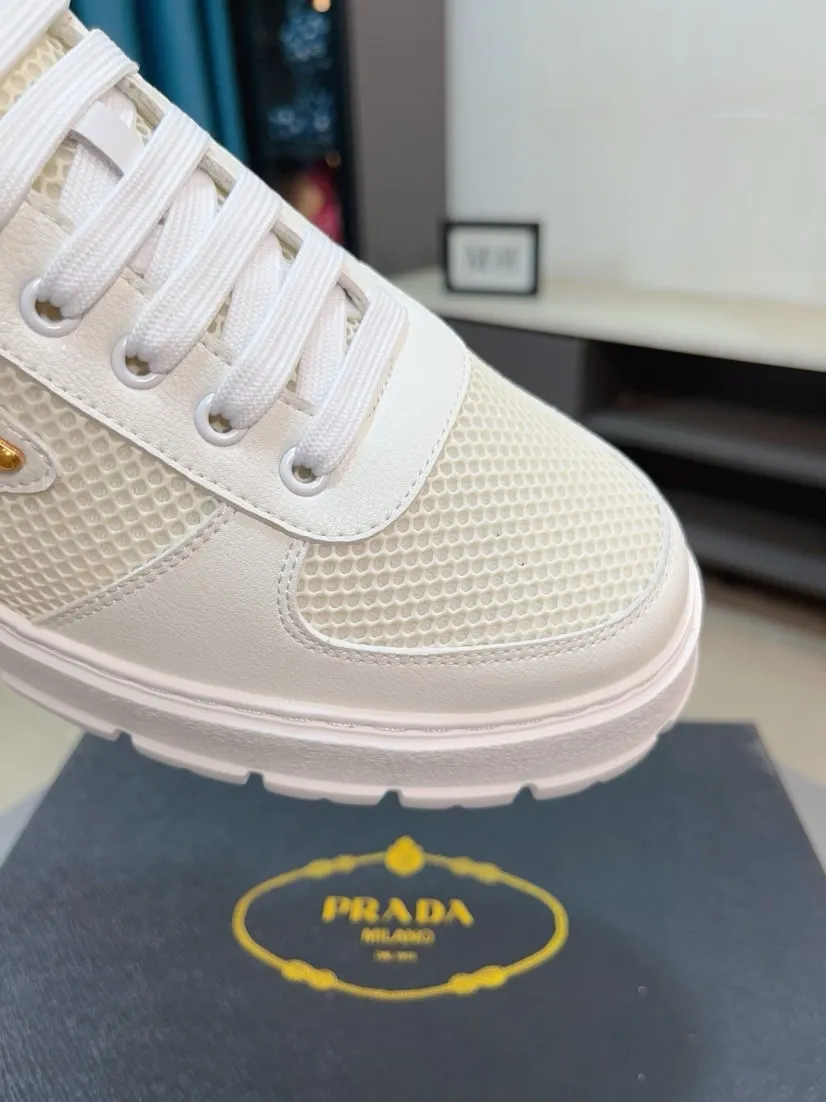Men's shoes 💰440🌹🌹Prada 〈prada〉 luxury and fashionable high-end products ✊🔥The perfect last shape and top-notch handcrafting make this shoe immediately create a strong aristocratic atmosphere. Imported first-layer cowhide with brogue carving crafts💋Genuine leather lining🎶Rubber combination outsole specially imported from France for leather shoes😍Color: Mysterious Black☕️Size 38～44